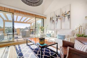 Et opholdsområde på Beautiful penthouse overlooking marina channels