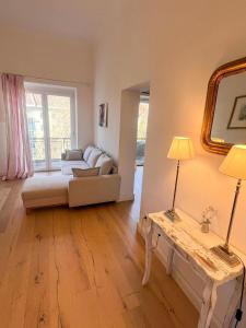 a living room with a couch and a table with a lamp at Altstadt Elegance in Graz Ostbahnhof