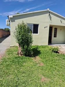 ein Haus mit einem Busch davor in der Unterkunft Pousada da Mari in São Gabriel