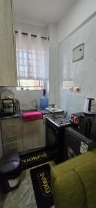 Η κουζίνα ή μικρή κουζίνα στο Delsy Stays