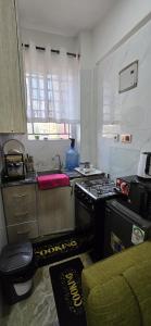 Η κουζίνα ή μικρή κουζίνα στο Delsy Stays