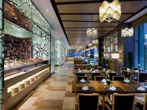 a dining room with tables and chairs and a restaurant at Pullman Wenzhou in Wenzhou