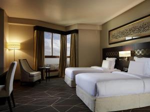 Postel nebo postele na pokoji v ubytování Zamzam Pullman Madina