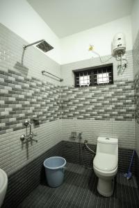 阿勒皮Sukhalaya Lake Villa的带马桶、浴缸和水槽的浴室