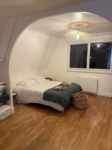 Postel nebo postele na pokoji v ubytování Duplex de charme Quimpérois Place Saint-Corentin