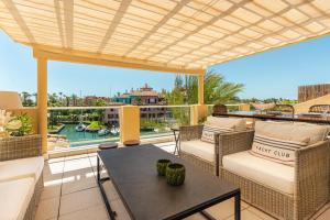 En balkon eller terrasse på Beautiful penthouse overlooking marina channels