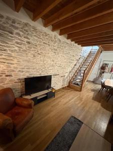 TV a/nebo společenská místnost v ubytování Duplex de charme Quimpérois Place Saint-Corentin