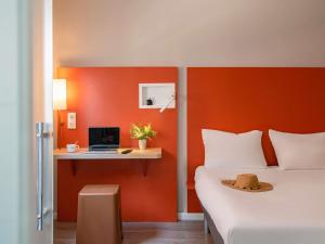 Postel nebo postele na pokoji v ubytování ibis budget Nice Californie Lenval