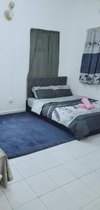 Giường trong phòng chung tại Rezquna Homestay