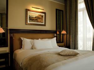 Ένα ή περισσότερα κρεβάτια σε δωμάτιο στο Royal Hotel Oran - MGallery Collection +113 φωτογραφίες