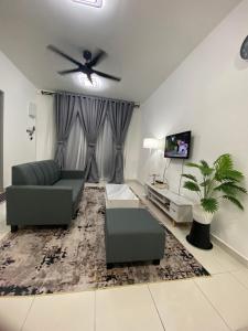 Kampong JelatangPuncak Damai Homestay Alor Gajah的配有沙发和吊扇的客厅