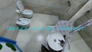 nad głową łazienki z umywalką i toaletą w obiekcie Greek island Project w Tiranie +31 zdjęć