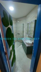 łazienka z umywalką, prysznicem i toaletą w obiekcie Greek island Project w Tiranie