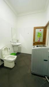 Ένα μπάνιο στο Summer Salt Hiriketiya