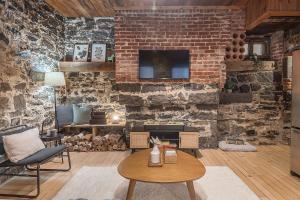 Televiisor ja/või meelelahutuskeskus majutusasutuses Vintage 3BR 2Bath - Golden Square Mile - Sleeps 8