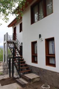 una scala che porta a una casa di Cabañas Casa Blanca a El Mollar