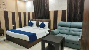 Postel nebo postele na pokoji v ubytování HOTEL KINGS PARADISE BANQUET & LAWN, Airport + 19 fotografií