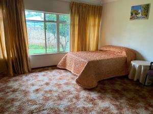 Ένα ή περισσότερα κρεβάτια σε δωμάτιο στο Highway Haven