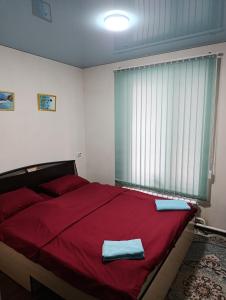 En eller flere senge i et værelse på Asian guest house 555