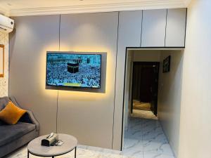 Televiisor ja/või meelelahutuskeskus majutusasutuses اديم للشقق المخدومة