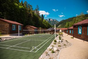 Tenis alebo squash v ubytovaní Kúpeľné domčeky - KÚPELE ČERVENÝ KLÁŠTOR Smerdžonka alebo jeho okolí