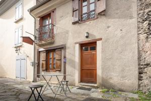 a table and chairs in front of a building at Gîte Centre Luz-Saint-Sauveur in Luz-Saint-Sauveur
