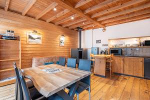 a kitchen and dining room with a table and chairs at Gîte Centre Luz-Saint-Sauveur in Luz-Saint-Sauveur
