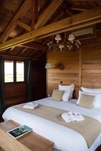 ein Schlafzimmer mit zwei Betten mit Handtüchern darauf in der Unterkunft Le Relais de Franc Mayne Saint Emilion in Saint-Émilion