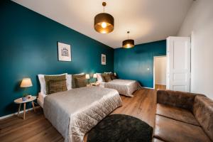 un salon avec un lit et un canapé dans l'établissement Majestic Square View Residence, à Prague