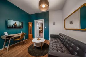 un salon avec un canapé et une table dans l'établissement Majestic Square View Residence, à Prague