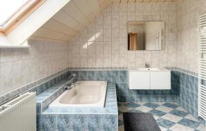 un baño con bañera y lavabo en Cozy Home In Lo-Reninge With Wifi, en Lo-Reninge 32 fotos más