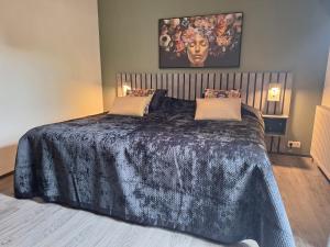 Giường trong phòng chung tại Drouwenerzand Hotel