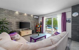ein Wohnzimmer mit Sofa und Fernseher in der Unterkunft Holiday home Silvija by Villas Guide in Primorski Dolac