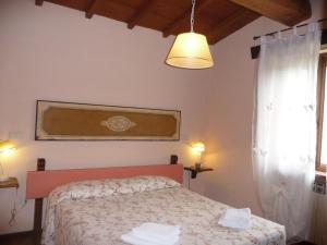 a small bedroom with a bed and a window at Magnolia in Pratovecchio