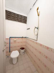 Koupelna v ubytování ເຮືອນພັກ ສິງໄຊ SINGXAY Guesthouse