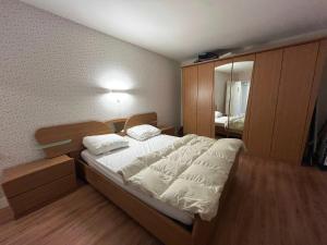 Ένα ή περισσότερα κρεβάτια σε δωμάτιο στο Modern 2-bedroom apartment within walking distance of the city centre and the beach T209