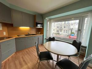 Η κουζίνα ή μικρή κουζίνα στο Modern 2-bedroom apartment within walking distance of the city centre and the beach T209