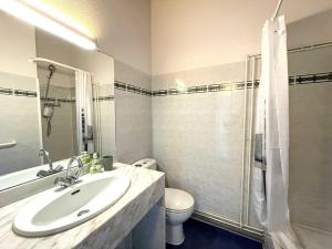 ein Badezimmer mit Waschbecken, Toilette und Dusche in der Unterkunft T3 Duplex avec Terrasse - Animaux Acceptés - Piscine - FR-1-379-115 in Vieux-Boucau-les-Bains + 4 Fotos