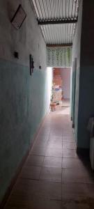 einem leeren Flur eines Gebäudes mit Fliesenboden in der Unterkunft Flor del Alba in San Salvador de Jujuy
