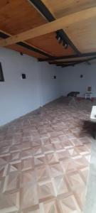 Zimmer mit Fliesenboden und Holzdecke in der Unterkunft Flor del Alba in San Salvador de Jujuy