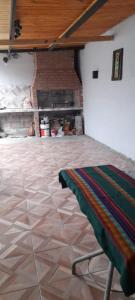 ein Zimmer mit einem Tisch in einem Zimmer mit einem Kamin in der Unterkunft Flor del Alba in San Salvador de Jujuy