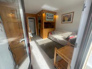 Posezení v ubytování Charmant studio avec balcon proche des pistes - FR-1-165A-204