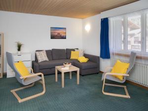 ヴェンゲンにあるApartment BeKb-Gebäude Apt 07 by Interhomeのソファと椅子2脚のあるリビングルーム
