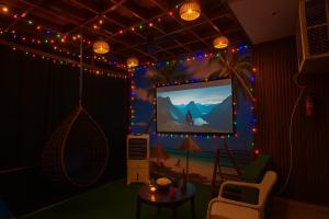 Urban homestay volcastay في Zirakpur: غرفة بها تلفزيون وأضواء على الحائط