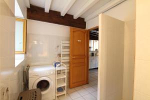 a laundry room with a washer and dryer at Le lheze in Cette-Eygun