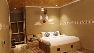 Postel nebo postele na pokoji v ubytování Zannat Riverfront Retreat