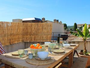 une table en bois avec des assiettes et des bols de fruits dessus dans l'établissement Holiday Home Can Caritat by Interhome, à Pals