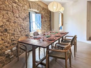 une salle à manger avec une table et des chaises en bois dans l'établissement Holiday Home Can Caritat by Interhome, à Pals