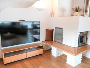 Μια τηλεόραση ή/και κέντρο ψυχαγωγίας στο Holiday Home Ferienhaus Sellraintal by Interhome