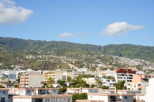 een stad met huizen en bergen op de achtergrond bij Tulip Inn Sainte Clotilde, La Réunion in Saint-Denis